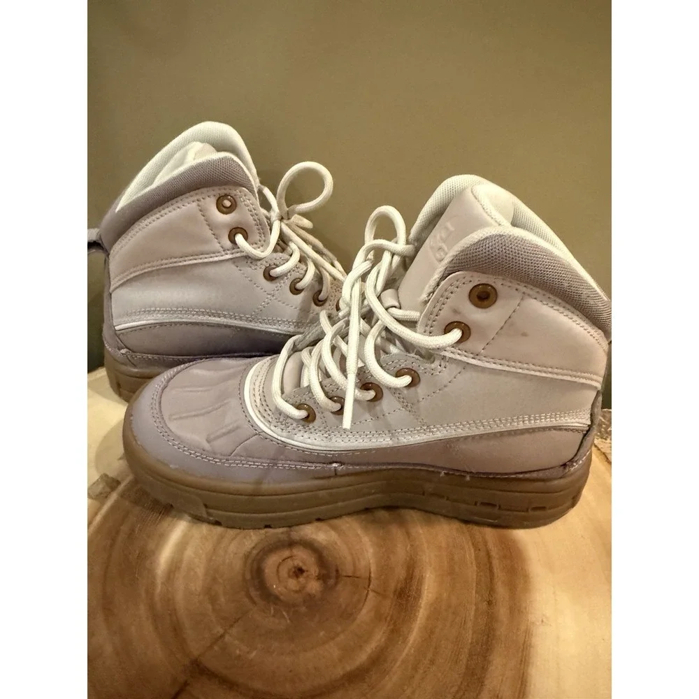 NIKE Youth Kids WOODSIDE 2 HIGH Waterproof Boots Platinum Violet (HF0767 200) 1Y